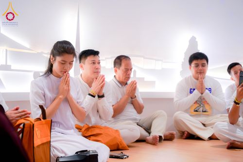 ภาพ No.327685:วันที่ 1-6 พฤษภาคม พ.ศ.2569 ต้อนรับชาวต่างชาติ พระภิกษุ คณะชาวเมียนมาร์  อุบาสิกาชาวอินเดีย เยี่ยมชมวัดพระธรรมกายและสักการะพระมหาธรรมกายเจดีย์