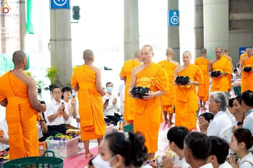 ภาพ No.235324:วันที่ 27 กรกฎาคม พ.ศ. 2568 พิธีตักบาตรฉลองพระใหม่ โครงการบรรพชาและอุปสมบทมู่รุ่นเข้าพรรษา ณ วัดพระธรรมกาย
