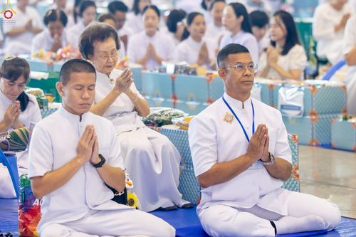 ภาพ No.240403:วันพุธที่ 27 สิงหาคม พ.ศ. 2568 พิธีตักบาตร ในวันธรรมชัย ณ วัดพระธรรมกาย จ.ปทุมธานี