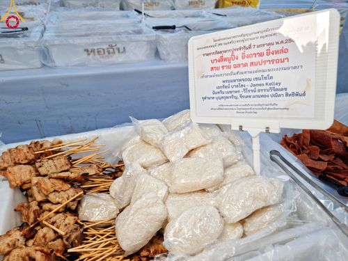 ภาพ No.108458:ถวายภัตตาหารเป็นสังฆทาน แด่คณะพระธรรมยาตราฯ ในโครงการธรรมยาตรากตัญญูบูชา มหาปูชนียาจารย์ พระมงคลเทพมุนี(สด จนฺทสโร) พระผู้ปราบมาร อนุสรณ์สถาน 7 แห่ง ปีที่ 12 วันที่ 7 มกราคม พ.ศ. 2567 ณ อนุสรณ์สถานโลตัสแลนด์ จ.สุพรรณบุรี