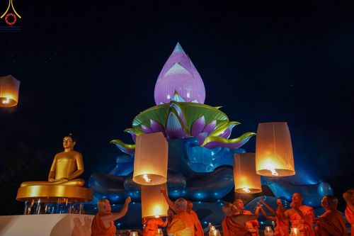 ภาพ No.175952:พิธีจุดประทีปโคมลาน, โคมลอยและลอยกระทง ถวายประทีปเป็นพุทธบูชา สร้างความสว่างไสวให้กับแผ่นดินด้วยแสงธรรม วันที่ 15 พฤศจิกายน พ.ศ. 2567 ณ พุทธอุทยานนานาชาติ อ.โพนพิสัย จ.หนองคาย