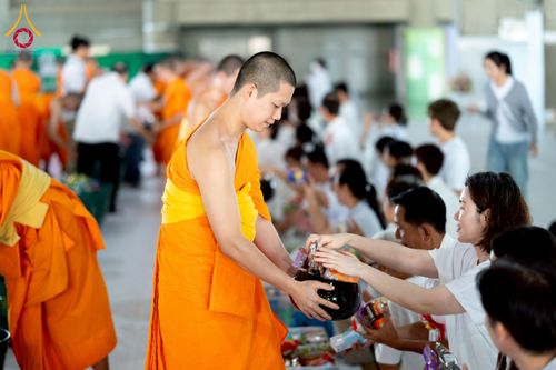 ภาพ No.229431:วันเสาร์ที่ 21 มิถุนายน พ.ศ. 2568 พิธีตักบาตรโครงการอุปสมบทหมู่ธรรมทายาท ระดับอุดมศึกษา รุ่นที่ 52 ภาคฤดูฝน ณ มหาวิหารคด คอร์ 9 วัดพระธรรมกาย