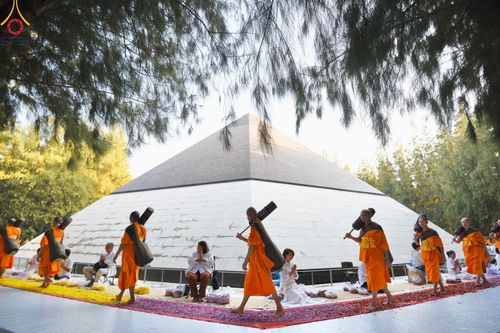 ภาพ No.188765:พิธีต้อนรับพระธรรมยาตรา ในโครงการธรรมยาตรา กตัญญูบูชา มหาปูชนียาจารย์ พระมงคลเทพมุนี(สด จนฺทสโร) พระผู้ปราบมาร อนุสรณ์สถาน 7 แห่ง ปีที่ 13 วันที่ 3 มกราคม พ.ศ. 2568 ณ อนุสรณ์สถานมหาวิหารพระมงคลเทพมุนี (โลตัสแลนด์) อ.สองพี่น้อง จ.สุพรรณบุรี