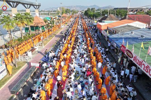 ภาพ No.184725:พิธีตักบาตรพระ 10,000 รูป ครั้งที่ 3 เนื่องในโอกาส 193 ปี จังหวัดกาญจนบุรี อุทิศส่วนกุศลให้แด่บรรพชน และเพื่อช่วยเหลือผู้ประสบภัยพิบัติต่างๆ วันเสาร์ที่ 21 ธันวาคม พ.ศ. 2567