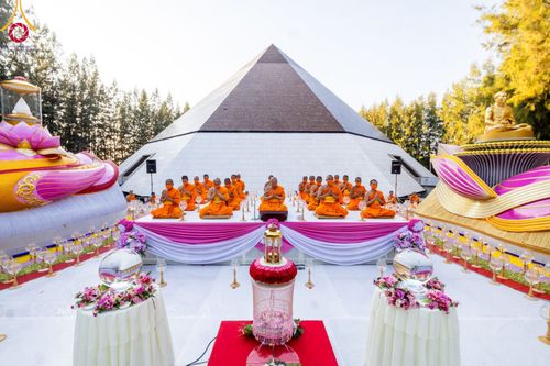 ภาพ No.107122:พิธีจุดประทีปถวายเป็นพุทธบูชา และบูชาธรรมมหาปูชนียาจารย์ ในโครงการธรรมยาตรากตัญญูบูชา มหาปูชนียาจารย์ พระมงคลเทพมุนี(สด จนฺทสโร) พระผู้ปราบมาร  อนุสรณ์สถาน 7 แห่ง ปีที่ 12  วันที่ 6 มกราคม พ.ศ. 2567 ณ อนุสรณ์สถานมหาวิหารพระมงคลเทพมุนี อ.สองพี่น้อง จ.สุพร