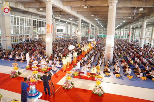 ภาพ No.143681:พิธีถวายผ้าไตร, สวดธรรมจักร, ปฏิบัติธรรม และฟังแสดงพระธรรมเทศนา ภาษาเมียนมา โดยมีสาธุชนชาวเมียนมากว่า 4,000 คน เข้าร่วมพิธี ณ มหารัตนวิหารคด วัดพระธรรมกาย วันอาทิตย์ที่ 7 กรกฎาคม พ.ศ. 2567