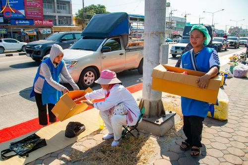 ภาพ No.198727:V.50 สารพัดV สารพัดดี ที่ธรรมยาตรา ในโครงการธรรมยาตรา กตัญญูบูชา มหาปูชนียาจารย์ พระมงคลเทพมุนี(สด จนฺทสโร) พระผู้ปราบมาร อนุสรณ์สถาน 7 แห่ง ปีที่ 13 ระหว่างวันที่ 2-31 มกราคม พ.ศ. 2568