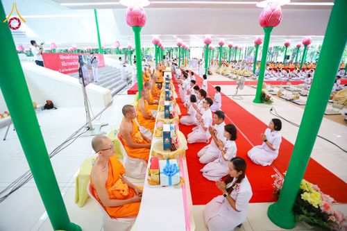 ภาพ No.159101:พิธีทอดผ้าป่าถวายทุนการศึกษาพระภิกษุสามเณรทั่วโลก และ พิธีถวายสังฆทานหนังสือพระไตรปิฏก 80 วัด บูชาธรรม 80 ปี หลวงพ่อธัมมชโย วันเสาร์ที่ 21 กันยายน พ.ศ. 2567 ณ โบสถ์พระไตรปิฏก วัดพระธรรมกาย