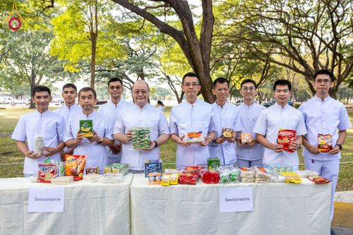 ภาพ No.179602:พิธีเจริญพระพุทธมนต์ พิธีทำบุญตักบาตรถวายพระราชกุศล และพิธีวางพานพุ่มดอกไม้ถวายราชสักการะ  แด่พระบาทสมเด็จพระบรมชนกาธิเบศร มหาภูมิพลอดุลยเดชมหาราช บรมนาถบพิตร เนื่องในวันคล้ายวันพระบรมราชสมภพ วันชาติ และวันพ่อแห่งชาติ วันพฤหัสบดีที่ 5 ธันวาคม พ.ศ. 2567 ณ