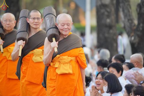 ภาพ No.202016:พิธีต้อนรับพระธรรมยาตรา ณ อนุสรณ์สถานลำดับที่ 7 สถานที่ขยายวิชชาธรรมกาย วัดพระธรรมกาย ต.คลองสาม อ.คลองหลวง จ.ปทุมธานี ในโครงการธรรมยาตรา กตัญญูบูชา มหาปูชนียาจารย์ พระมงคลเทพมุนี(สด จนฺทสโร) พระผู้ปราบมาร อนุสรณ์สถาน 7 แห่ง ปีที่ 13 วันที่ 26 มกราคม 2568