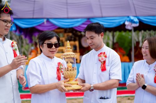 ภาพ No.255476:วันที่ 13 ตุลาคม พ.ศ. 2568 พิธีบรรจุพระบรมสารีริกธาตุ ผูกผ้า 7 สี เพื่อความเป็นสิริมงคล  และ ยกช่อฟ้า ประดิษฐานบนหลังคาอุโบสถวัดทุ่งเจริญธรรม ถวายบูชาธรรม 81 ปี หลวงพ่อธัมมชโย โดยคณะศิษยานุศิษย์ ณ วัดทุ่งเจริญธรรม อ.อมก๋อย จ.เชียงใหม่