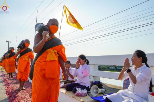 ภาพ No.110395:พิธีต้อนรับพระธรรมยาตรา ในโครงการธรรมยาตรากตัญญูบูชา มหาปูชนียาจารย์ พระมงคลเทพมุนี(สด จนฺทสโร) พระผู้ปราบมาร อนุสรณ์สถาน 7 แห่ง ปีที่ 12 วันที่ 11 มกราคม พ.ศ. 2567 ณ อนุสรณ์สถานลำดับที่ 3 สถานที่เกิดใหม่ในเพศสมณะ วัดสองพี่น้อง จ.สุพรรณบุรี