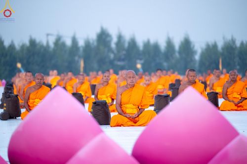 ภาพ No.198611:พระธรรมยาตราปฏิบัติธรรม และถ่ายภาพหมู่ประวัติศาสตร์ ณ อนุสรณ์สถานบางปลา วัดบางปลา อำเภอบางเลน จังหวัดนครปฐม ในโครงการธรรมยาตรา กตัญญูบูชา มหาปูชนียาจารย์ พระมงคลเทพมุนี(สด จนฺทสโร) พระผู้ปราบมาร อนุสรณ์สถาน 7 แห่ง ปีที่ 13 วันที่ 20 มกราคม พ.ศ. 2568