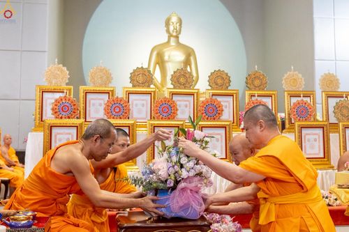 ภาพ No.230942:วันอังคารที่ 1 กรกฎาคม พ.ศ. 2568 ผู้ว่าราชการจังหวัดปทุมธานี เป็นประธานพิธีต้อนรับ สัญญาบัตร พัดยศ พระครูสัญญาบัตรสายต่างประเทศ วัดพระธรรมกาย ประจำปี พ.ศ. 2568 จำนวน 19 รูป