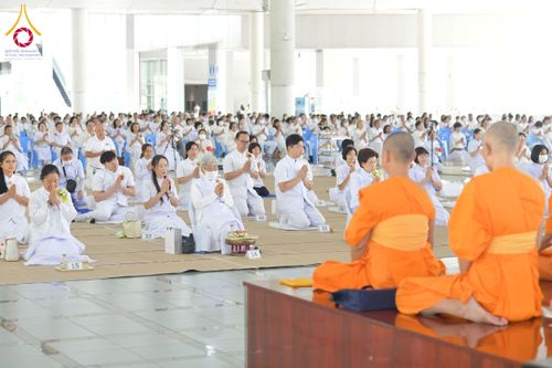 ภาพ No.198067:พิธีถวายภัตตาหารแด่พระภิกษุ สามเณร  บูชาธรรมคุณยายอาจารย์มหารัตนอุบาสิกาจันทร์ ขนนกยูง เนื่องในวาระวันคล้ายวันเกิดครบ 116 ปี วันอาทิตย์ที่ 19 มกราคม พ.ศ. 2568 ณ หอฉันคุณยายอาจารย์ฯ วัดพระธรรมกาย