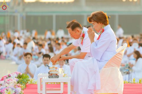 ภาพ No.187748:พิธีตักบาตรฉลองพระใหม่ ต้อนรับพุทธศักราช 2568 ณ ลานธรรมพระมหาธรรมกายเจดีย์ วัดพระธรรมกาย จ.ปทุมธานี วันที่ 1 มกราคม พ.ศ. 2568