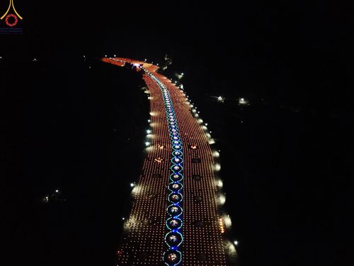 ภาพ No.138645:Photo Story  มหัศจรรย์วัดดงดินแดง Episode 6 พระภิกษุ-สามเณร ในโครงการบรรพชาอุปสมบทหมู่  กว่า 500 รูป และศีลจาริณีกว่า 300 คน ร่วมกันก่อพระเจดีย์ทราย 20,000 องค์ และจุดประทีป  บูชาธรรม 80 ปี หลวงพ่อธมฺมชโย กลางลำน้ำแม่ตื่น