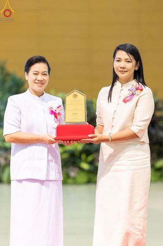 ภาพ No.124644:พิธีมอบโล่วัชรเกียรติยศ โครงการตอบปัญหาศีลธรรมเพื่อสันติภาพโลก (World-PEC) ต่างประเทศ ครั้งที่ 17 ณ ห้องแก้วสารพัดนึก 1 วัดพระธรรมกาย ในวันมาฆบูชา เสาร์ที่ 24 กุมภาพันธ์ พ.ศ. 2567