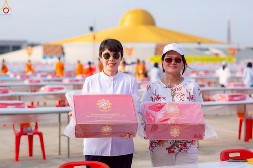 ภาพ No.225061:วันที่ 20 - 27 เมษายน พ.ศ. 2568 "ภาพแห่งความปลื้มที่ไม่มีวันจบ" คณะสงฆ์สามเณร เจ้าหน้าที่ และสาธุชน ร่วมแรงร่วมใจกันเตรียมงานและเก็บงาน เพื่อวันคุ้มครองโลก พิธีถวายมหาสังฆทานคณะสงฆ์ 40,000 กว่าวัดทั่วประเทศ