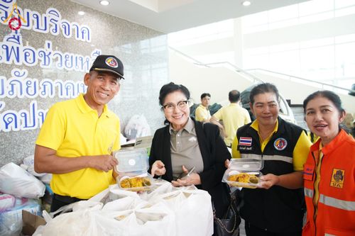 ภาพ No.159401:วัดพระธรรมกาย มูลนิธิธรรมกาย คณะศิษยานุศิษย์ฯ มอบถุงยังชีพ ข้าวสารอาหารแห้ง สมทบศูนย์รับบริจาคช่วยเหลือ ผู้ประสบภัยภาคเหนือ จังหวัดปทุมธานี มอบชุดอาหารปรุงสุกใหม่ ส่งแรงใจแก่เจ้าหน้าที่ผู้ปฏิบัติงาน และจิตอาสา วันที่ 27 กันยายน พ.ศ. 2567