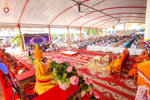 ภาพ No.170739:พิธีทอดกฐิน ณ วัดมงคลพุการาม ปทุมธานี ในโครงการกฐินสามัคคีทั่วไทย 30,000 วัด บูชาธรรม 80 ปี หลวงพ่อธัมมชโย โดยคณะศิษยานุศิษย์วัดพระธรรมกาย วันที่ 27 ตุลาคม พ.ศ. 2567