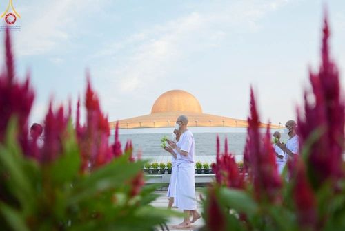 ภาพ No.101427:พิธีเวียนประทักษิณ, พิธีวันทาเจดีย์, พิธีขอขมาและมอบผ้าไตร ในโครงการอุปสมบทหมู่ รุ่นบูชาธรรมมหาปูชนียาจารย์ ณ วัดพระธรรมกาย ในวันที่ 9 ธันวาคม พ.ศ. 2566