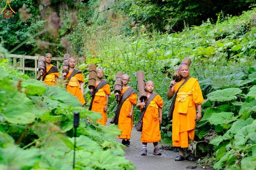 ภาพ No.148802:คณะสงฆ์และสามเณร วัดพระธรรมกายแมนเชสเตอร์  สหราชอาณาจักร จัดเดินธรรมยาตราที่ Peak District National Park , New Mills central , Upper Derwent Visitor Centre, Hope Valley วันอังคารที่ 6 สิงหาคม พ.ศ. 2567