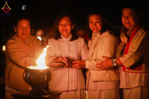 ภาพ No.130627:พิธีจุดโคมประทีปถวายเป็นพุทธบูชา ในโครงการบรรพชา 1,250 รูป ณ มหาวิหารมายาเทวี แดนประสูติ สวนลุมพินี ประเทศเนปาล วันที่ 9 มีนาคม พ.ศ. 2567