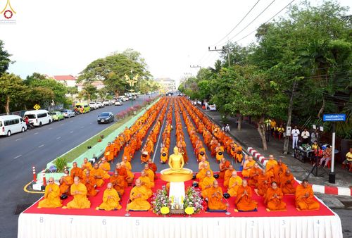 ภาพ No.235157:วันอาทิตย์ที่ 27 กรกฎาคม พ.ศ. 2568 พิธีตักบาตรพระ1,000 รูป ทำบุญเมืองพัทลุง ประธานสงฆ์ พระปริยัติวชิโรดม  เจ้าคณะจังหวัดพัทลุง ประธานฆราวาส นายรัฐศาสตร์ ชิดชู  ผู้ว่าราชการจังหวัดพัทลุง