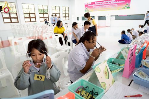 ภาพ No.230352:วันจันทร์ที่ 30 มิถุนายน พ.ศ. 2568 เจ้าอาวาสวัดพระธรรมกาย เยี่ยมอนุโมทนาให้กำลังใจ บุคลากรทางการแพทย์-เจ้าหน้าที่ผู้ปฏิบัติงาน โครงการรถตัดแว่นสายตาเคลื่อนที่สภากาชาดไทย เพื่อเด็กนักเรียนในชนบท พื้นที่จังหวัดปทุมธานี