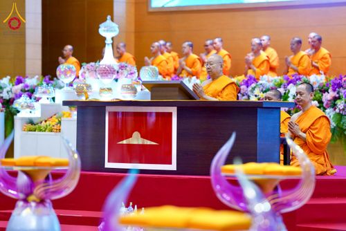 ภาพ No.215306:วันอาทิตย์ต้นเดือนที่ 6 เมษายน พ.ศ. 2568 พิธีบูชาข้าวพระ สภาธรรมกายสากล วัดพระธรรมกาย