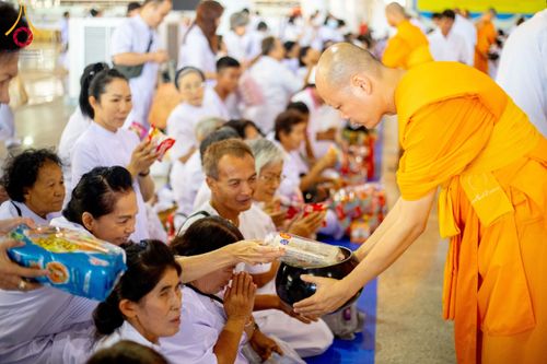 ภาพ No.209337:วันอาทิตย์ที่ 2 มีนาคม พ.ศ. 2568 พิธีตักบาตร ข้าวสารอาหารแห้ง ณ บ้านแก้วเรือนทองคุณยายฯ สภาธรรมกายสากล วัดพระธรรมกาย