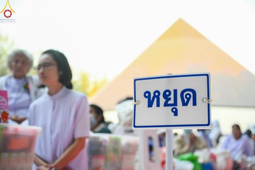 ภาพ No.190226:พิธีตักบาตรพระธรรมยาตรา ณ อนุสรณ์สถานลำดับที่ 1 สถานที่เกิดด้วยรูปกายเนื้อ อนุสรณ์สถานมหาวิหารพระมงคลเทพมุนี (โลตัสแลนด์) อ.สองพี่น้อง จ.สุพรรณบุรี ในโครงการธรรมยาตรา กตัญญูบูชา มหาปูชนียาจารย์ พระมงคลเทพมุนี(สด จนฺทสโร) พระผู้ปราบมาร อนุสรณ์สถาน 7 แห่ง 