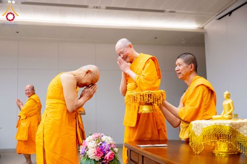 ภาพ No.222381:วันที่ 21 เมษายน พ.ศ. 2568 หลวงพ่อทัตตชีโวต้อนรับคณะสงฆ์ WAB ณ อาคาร 100 ปี คุณยายมหารัตนอุบาสิกาจันทร์ ขนนกยูง วัดพระธรรมกาย