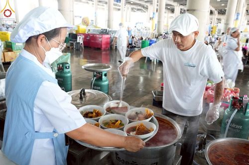 ภาพ No.219409:วันอังคารที่ 22 เมษายน พ.ศ. 2568 พิธีมอบปัจจัยช่วยเหลือครู 4 จังหวัดชายแดนภาคใต้ , พิธีกล่าวคำถวายอุปกรณ์ เพื่อเตรียมการต้อนรับคณะสงฆ์ฯ , พิธีกล่าวคำถวายภัตตาหารเป็นสังฆทาน , คณะสงฆ์ฉันภัตตาหารเพล  เนื่องในวันคุ้มครองโลก พิธีถวายมหาสังฆทานแด่คณะสงฆ์