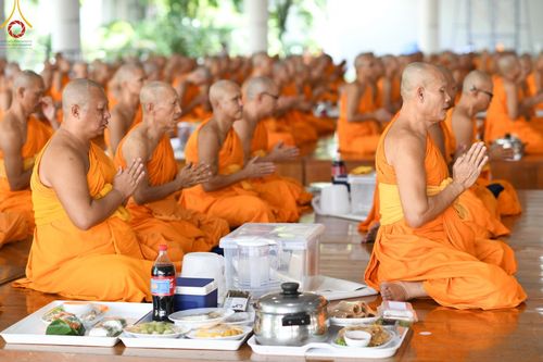 ภาพ No.162137:พิธีถวายภัตตาหารเมนูสวรรค์ เนื่องในวันออกพรรษา (ขึ้น 15 ค่ำ เดือน 11) วันพฤหัสบดีที่ 17 ตุลาคม พ.ศ. 2567 ณ หอฉันคุณยายอาจารย์ฯ วัดพระธรรมกาย