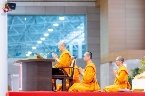 ภาพ No.215713:วันอาทิตย์ต้นเดือนที่ 6 เมษายน พ.ศ. 2568 พิธีทอดผ้าป่าสมทบ เพื่องานถวายมหาสังฆทาน 40,000 กว่าวัดทั่วประเทศ ณ สภาธรรมกายสากล วัดพระธรรมกาย