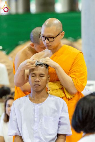 ภาพ No.230724:วันที่ 29 มิถุนายน พ.ศ.2568 พิธีตัดปอยผมและปลงผมนาคธรรมทายาท โครงการบรรพชาอุปสมบทหมู่ รุ่นเข้าพรรษา ณ วิหารคด วัดพระธรรมกาย