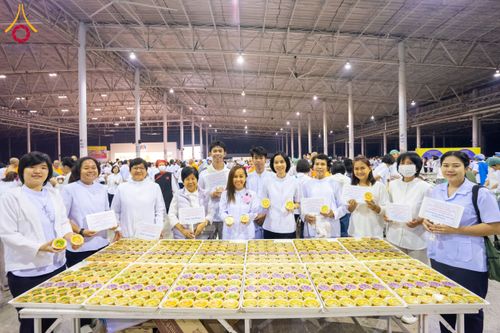 ภาพ No.204294:พิธีถวายภัตตาหารเป็นสังฆทาน แด่พระธรรมยาตรา ณ วัดพระธรรมกาย ตำบลคลองสาม อำเภอคลองหลวง จังหวัดปทุมธานี ในโครงการธรรมยาตรา กตัญญูบูชา มหาปูชนียาจารย์ พระมงคลเทพมุนี(สด จนฺทสโร) พระผู้ปราบมาร อนุสรณ์สถาน 7 แห่ง ปีที่ 13 วันที่ 31 มกราคม พ.ศ. 2568