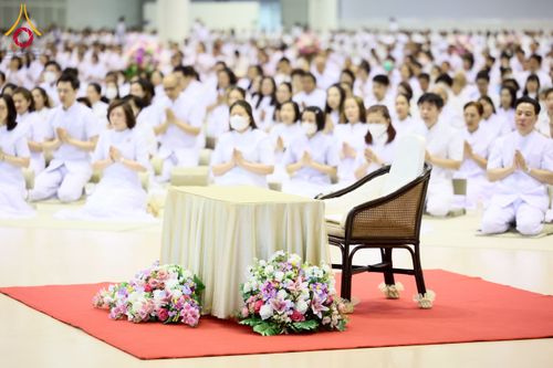 ภาพ No.232025:วันอาทิตย์ที่ 6 กรกฏาคม พ.ศ. 2568 พิธีตักบาตร ข้าวสารอาหารแห้ง  พิธีบูชาข้าวพระ สัมมนาพิเศษราชเหล็ก ณ สภาธรรมกายสากล วัดพระธรรมกาย