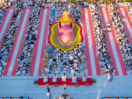 ภาพ No.195345:พิธีตักบาตรพระธรรมยาตรา ณ อนุสรณ์สถานลำดับที่ 3 สถานที่เกิดใหม่ในเพศสมณะ วัดสองพี่น้อง ต.ต้นตาล อ.สองพี่น้อง จ.สุพรรณบุรี ในโครงการธรรมยาตรา กตัญญูบูชา มหาปูชนียาจารย์ พระมงคลเทพมุนี(สด จนฺทสโร) พระผู้ปราบมาร ปีที่ 13 วันที่ 15 มกราคม พ.ศ.2568