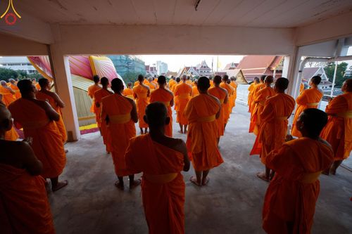 ภาพ No.201306:พระธรรมยาตราปฏิบัติธรรม และถ่ายภาพหมู่ประวัติศาสตร์ ณ อาคารธรรมยาตรา กตัญญูบูชามหาปูชนียาจารย์  ตรงข้ามวัดปากน้ำภาษีเจริญ จ.กรุงเทพมหานคร ในโครงการธรรมยาตรา กตัญญูบูชา มหาปูชนียาจารย์ พระมงคลเทพมุนี(สด จนฺทสโร) พระผู้ปราบมาร อนุสรณ์สถาน 7 แห่ง ปีที่ 13