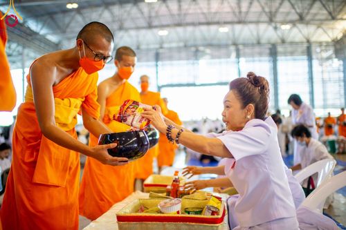 ภาพ No.92117:พิธีตักบาตร ในวันทอดกฐินสามัคคี ประจำปีพุทธศักราช 2566 วันอาทิตย์ต้นเดือนที่ 5 พฤศจิกายน พ.ศ. 2566 ณ สภาธรรมกายสากล วัดพระธรรมกาย จ.ปทุมธานี