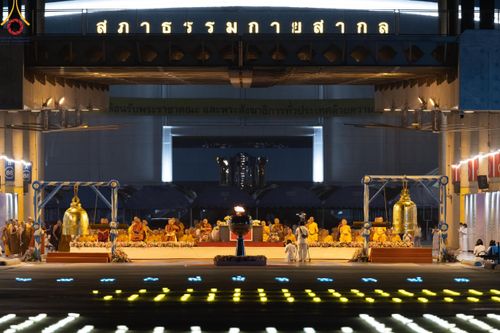 ภาพ No.59884:คณะสงฆ์และสาธุชนร่วมใจกัน สวดมนต์บทธัมมจักกัปปวัตนสูตร ครบ 6,315,808,080 จบ และจุดประทีปแปรอักษร ถวายเป็นพุทธบูชา เนื่องในวาระ "ฉลองอายุวัฒนมงคล 80 ปี หลวงพ่อธัมมชโย" ณ ลานธรรม มหารัตนวิหารคด วัดพระธรรมกาย