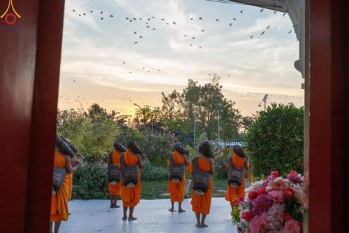 ภาพ No.194184:พระธรรมยาตราปฏิบัติธรรม และถ่ายภาพหมู่ประวัติศาสตร์ ณ วัดสองพี่น้อง ต.ต้นตาล อ.สองพี่น้อง จ.สุพรรณบุรี ในโครงการธรรมยาตรา กตัญญูบูชา มหาปูชนียาจารย์ พระมงคลเทพมุนี(สด จนฺทสโร) พระผู้ปราบมาร อนุสรณ์สถาน 7 แห่ง ปีที่ 13 วันที่ 12 มกราคม พ.ศ. 2568