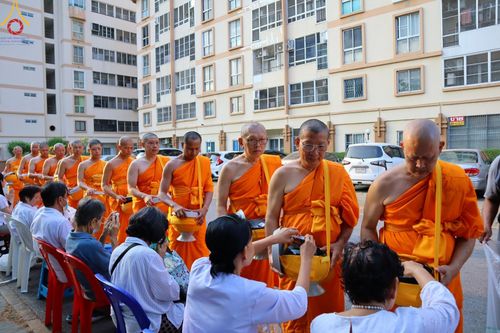 ภาพ No.136050:พระธรรมทายาท โครงการบวชพระนานาชาติ AEC & WAB ผู้บริหารรุ่นที่ 2 บิณฑบาต ณ หอฉันคุณยายอาจารย์ฯ เมืองแก้วมณี หมู่บ้านแก้วพุทธรักษา วันที่ 28 เมษายน พ.ศ. 2567