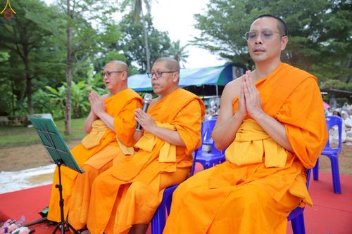 ภาพ No.234080:วันอาทิตย์ที่ 20 กรกฎาคม พ.ศ.2568 พิธีทอดผ้าป่า และพิธีตอกเสาเข็มต้นแรก สร้างอาคารปฏิบัติธรรมพระมงคลเทพมุนี ณ ศูนย์ปฏิบัติธรรมสุราษฏร์ธานี