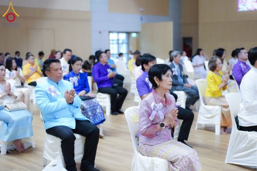 ภาพ No.196051:ผู้ว่าปทุมฯ เปิดงานวันครู ครั้งที่ 69 พ.ศ. 2568 จังหวัดปทุมธานี “เรียนดี มีความสุข : ครูไทยร่วมใจปฏิวัติการศึกษา เด็กฉลาดคิด ฉลาดทำ” ณ วัดพระธรรมกาย - รวมใจระลึกถึงพระคุณบูรพาจารย์ ยกย่องเชิดชูเกียรติผู้ประกอบวิชาชีพทางการศึกษาที่ประกอบคุณงามความดี 