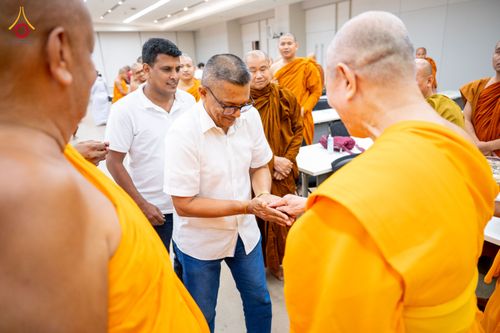 ภาพ No.323373:หลวงพ่อทัตตชีโว รองเจ้าอาวาสวัดพระธรรมกาย ถวายการต้อนรับปฏิสันถารคณะสงฆ์จากประเทศศรีลังกา