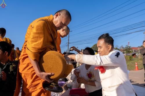 ภาพ No.281425:วันเสาร์ที่ 27 ธันวาคม พ.ศ.2568 พิธีตักบาตรพระ ๑,๐๐๐ รูป   เพื่อความเป็นสิริมงคลแก่ชีวิตและแผ่นดินไทย  มหากุศลครั้งยิ่งใหญ่แห่งปี ส่งท้ายปีเก่า ต้อนรับปีใหม่  ณ ถนนหน้าที่ว่าการอำเภอภูเรือ จังหวัดเลย